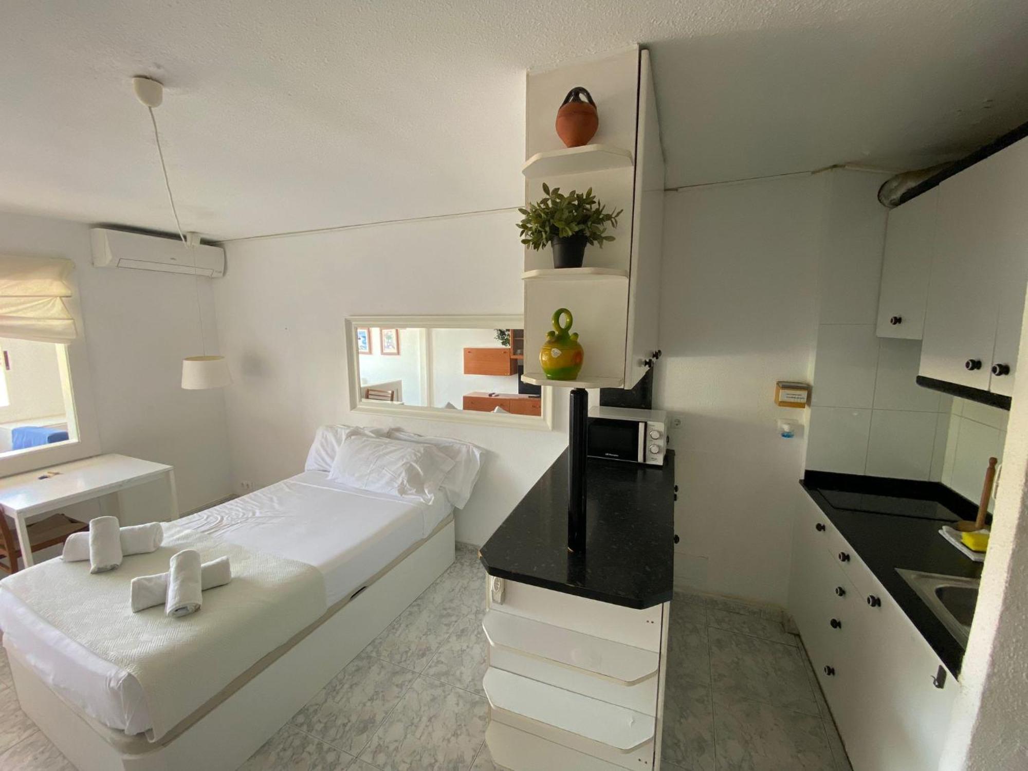 The Moon Studio By Hello Homes 锡切斯 外观 照片